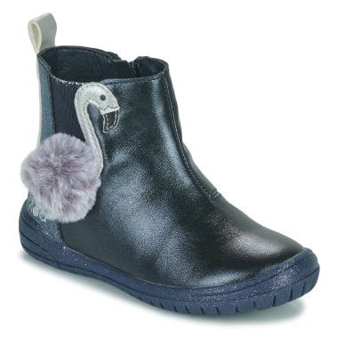 Stivaletti bambina ragazza Mod'8 FIANY Marine, eleganti e alla moda, ideali per ogni occasione. Comfort e stile per le più giovani, disponibili in diverse misure. Perfetti per l'autunno e l'inverno, questi stivaletti sono realizzati con materiali di alta qualità per garantire durata e comodità. Perfetti per completare l'outfit delle vostre ragazze con un tocco trendy.
