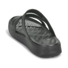 Pantuflas Crocs Getaway con tiras negras para mujer - 5