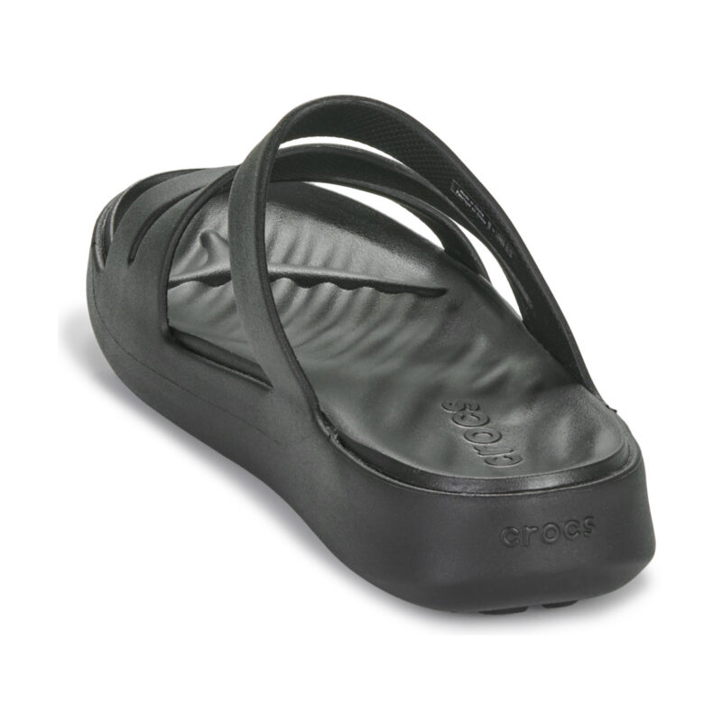 Pantuflas Crocs Getaway con tiras negras para mujer - 5