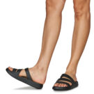 Pantuflas Crocs Getaway con tiras negras para mujer - 8