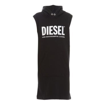 Abito corto ragazza Diesel DILSET Nero, elegante e alla moda, ideale per occasioni casual e festivi. Realizzato con materiali di alta qualità, questo vestito offre un perfetto equilibrio tra comfort e stile. Perfetto per il guardaroba di ogni giovane donna, il design moderno e versatile si abbina facilmente a diverse calzature e accessori. Scopri l'ultima tendenza con l'abito Diesel DILSET e aggiungi un tocco di originalità ai tuoi look.