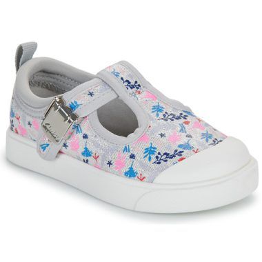 Ballerine per bambina Clarks CITY DANCE T. in argento, ideali per occasioni speciali e look eleganti. Comfort e stile uniti in un design raffinato, perfetti per ogni passo delle tue piccole. Acquista ora le Clarks Sandali bambina ragazza e garantisci qualità e moda per le tue giornate!