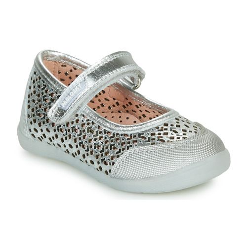 Ballerine bambina ragazza Pablosky Argento, eleganti e comode, perfette per ogni occasione. Scarpe alla moda per ragazze, ideali per eventi speciali o per l'uso quotidiano. Design raffinato e resistenza, garantiscono comfort e stile. Acquista ora le Pablosky Ballerine Argento per un look impeccabile!