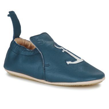 Ballerine ragazzo Easy Peasy MY BLUBLU ANCRE Blu, eleganti e comode, ideali per i piccoli esploratori. Realizzate in materiali di alta qualità, offrono sostegno e comfort durante tutta la giornata. Perfette per occasioni informali e speciali, queste ballerine blu sono un must-have per il guardaroba di ogni bambino. Disponibili in diverse misure. Scopri la praticità e lo stile delle ballerine Easy Peasy per i tuoi piccoli!
