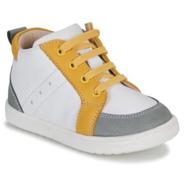 Ballerine ragazzo Little Mary CAMILLE Bianco: eleganti e confortevoli, ideali per ogni occasione. Realizzate in materiali di alta qualità, queste ballerine offrono un design classico e versatile che si abbina facilmente a qualsiasi outfit. Perfette per la stagione primaverile ed estiva, garantiscono comfort e stile per i più piccoli. Scopri la qualità delle ballerine Little Mary, il meglio per i piedi dei tuoi bambini.