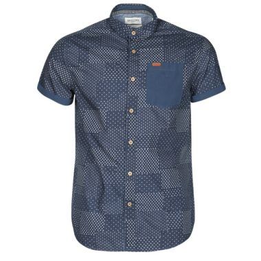 Camicia a maniche corte Uomo Deeluxe ETHNIC Blu, realizzata in tessuto leggero e traspirante, ideale per l'estate. Design fresco e moderno con pattern etnico, perfetta per look casual e informali. Disponibile in diverse taglie per adattarsi a ogni esigenza di stile. Acquista ora per completare il tuo guardaroba estivo con un tocco di stile unico.