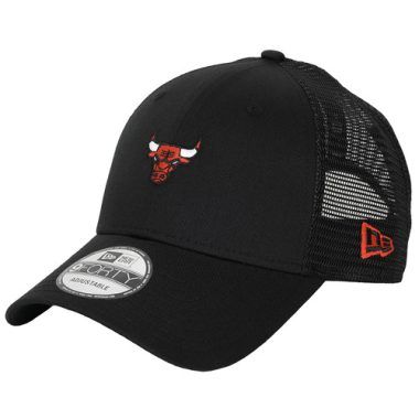 Cappellino uomo New-Era HOME FIELD 9FORTY TRUCKER CHICAGO BULLS OTC nero, con design elegante e materiale di alta qualità. Perfetto per gli appassionati dei Chicago Bulls, questo cappellino offre comfort e stile. Ideale per gli sportivi e per il tempo libero, aggiunge un tocco di originalità a ogni outfit. Compra ora il tuo cappellino New-Era per un look alla moda e per mostrare il tuo tifo con orgoglio!