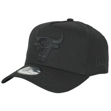 Cappellino Uomo New-Era SEASONAL EFRAME CHICAGO BULLS BLKFDR Nero, essenziale per gli appassionati di moda e sport. Questo cappellino versatile è ideale per completare il tuo look casual, offrendo comfort e stile. Perfetto per i tifosi dei Chicago Bulls, questo accessorio unisce design moderno e logo iconico. Scegli il cappellino New-Era per un tocco di classe e un'affermazione forte del tuo amore per il basket.