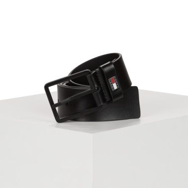 Cintura Uomo Tommy Jeans TJM NEW LEATHER 4.0 Nero, elegante e versatile, ideale per completare il tuo outfit. Realizzata in vera pelle, offre resistenza e stile per ogni occasione. Perfetta per chi cerca un accessorio di moda di alta qualità. Acquista ora la tua cintura Tommy Jeans per un look sofisticato e alla moda.