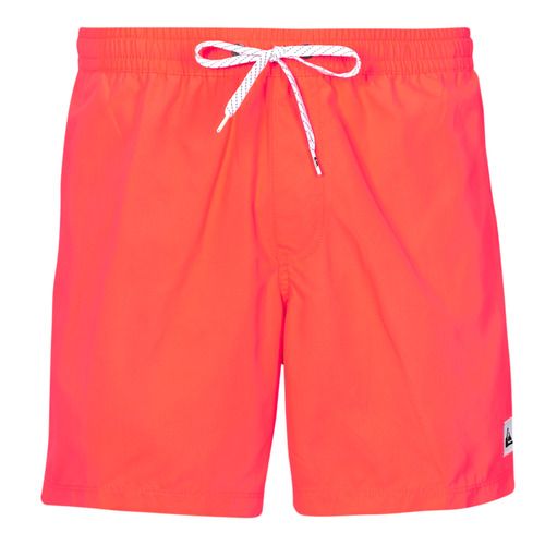 Costume/Bermuda da spiaggia uomo Quiksilver EVERYDAY SOLID VOLLEY 15 in rosso, ideale per il mare e le attività estive. Comfort e stile uniti in un design alla moda, perfetto per le tua vacanze. Scopri il look versatile e accattivante di questo costume di alta qualità, ottimo per il nuoto e il relax in spiaggia.