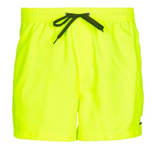 Costume da spiaggia uomo Quiksilver EVERYDAY VOLLEY giallo, ideale per l'estate, realizzato in tessuto leggero e resistente. Bermuda da spiaggia con design moderno e colori vivaci, perfetto per una giornata al mare o in piscina. Acquista ora il costume Quiksilver per uno stile unico e comfort senza pari.
