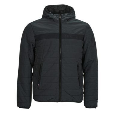 Giacca Sportiva Uomo Tommy Hilfiger GMD PADDED HOODED JACKET Nero, trendy e versatile, ideale per attività all'aperto e look casual. Acquista la giacca sportiva Tommy Hilfiger e aggiungi uno stile unico al tuo guardaroba. Perfetta per le stagioni fredde grazie al suo design imbottito e cappuccio.