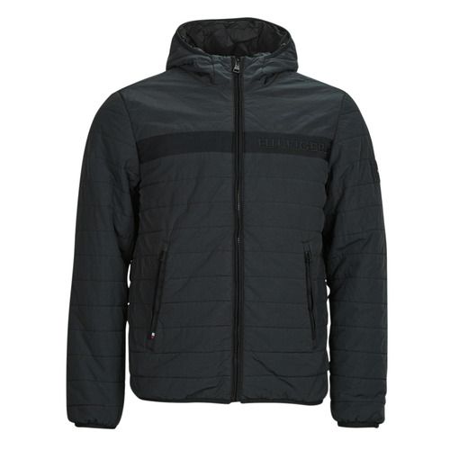 Giacca Sportiva Uomo Tommy Hilfiger GMD PADDED HOODED JACKET Nero, trendy e versatile, ideale per attività all'aperto e look casual. Acquista la giacca sportiva Tommy Hilfiger e aggiungi uno stile unico al tuo guardaroba. Perfetta per le stagioni fredde grazie al suo design imbottito e cappuccio.
