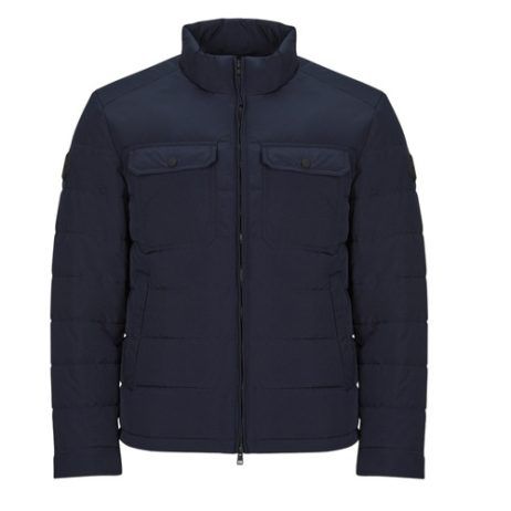Giubbotto uomo Gant CHANNEL QUILTED JACKET in color Marine, progettato per un comfort eccezionale e uno stile moderno. Scopri il calore e la versatilità di questo giubbotto imbottito, ideale per le stagioni autunnali e invernali. Perfetto per abbinamenti casual e quotidiani, il Gant CHANNEL QUILTED JACKET è un must-have per ogni guardaroba maschile. Acquista ora per elevare il tuo look!