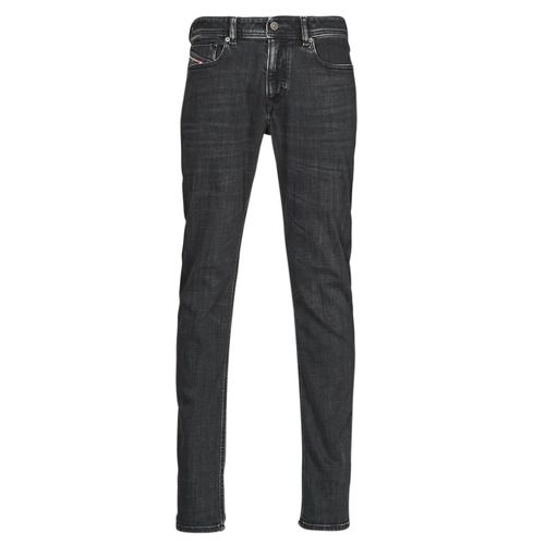 Jeans skinny uomo Diesel 1979 SLEENKER in colore nero, modello elegante e moderno, perfetto per ogni occasione. Realizzati con materiali di alta qualità, questi jeans offrono una vestibilità slim che valorizza la figura. Ideali per un look casual-chic, i jeans Diesel 1979 SLEENKER sono un must-have per il guardaroba maschile. Acquista ora i tuoi Diesel 1979 SLEENKER neri per uno stile senza tempo.