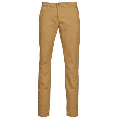 Pantalone Chino Uomo Le Temps des Cerises KURT JOGG Beige, elegante e versatile, ideale per ogni occasione. Realizzato in tessuto di alta qualità, offre comfort e stile. Perfetto per un look casual o formale, questi pantaloni sono un must-have nel guardaroba maschile. Combinando moda e funzionalità, il modello KURT JOGG è disponibile nel classico colore beige, facilmente abbinabile a diverse camicie e scarpe. Scopri il tuo nuovo outfit con Le Temps des Cerises.