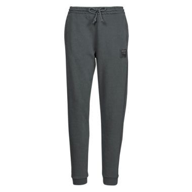 Pantaloni Sportivi Uomo Fila BASTOGNE Nero - Comfort e Stile per il Tuo Allenamento. Scopri i pantaloni perfetti per il tuo outfit sportivo, realizzati in tessuto traspirante e resistente. Ideali per corsa, palestra e attività all'aria aperta. Aggiungi un tocco di eleganza e funzionalità al tuo guardaroba con i pantaloni Fila BASTOGNE, disponibili nel classico colore nero.