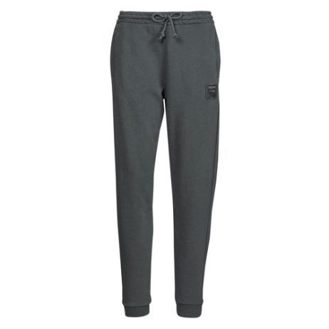 Pantaloni Sportivi Uomo Fila BASTOGNE Nero - Comfort e Stile per il Tuo Allenamento. Scopri i pantaloni perfetti per il tuo outfit sportivo, realizzati in tessuto traspirante e resistente. Ideali per corsa, palestra e attività all'aria aperta. Aggiungi un tocco di eleganza e funzionalità al tuo guardaroba con i pantaloni Fila BASTOGNE, disponibili nel classico colore nero.