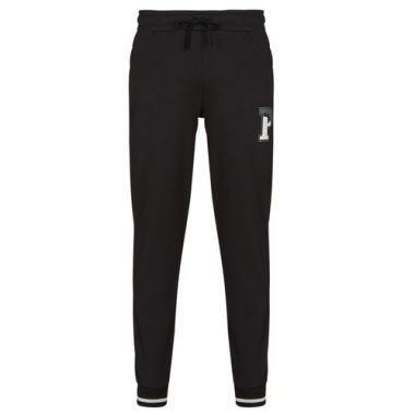 Pantaloni sportivi uomo Puma PUMA SQUAD SWEATPANTS FL CL Nero, confezionati in tessuto morbido e traspirante per un comfort ottimale. Ideali per attività sportive o per il tempo libero, questi pantaloni offrono un look moderno e versatile. Perfetti per chi cerca stile e funzionalità, questi pantaloni Puma sono un must-have per il guardaroba maschile. Acquista ora e migliora il tuo outfit sportivo con i PUMA SQUAD SWEATPANTS FL CL.