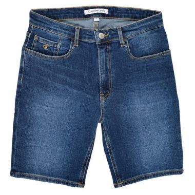 Pantaloni corti ragazzo Calvin Klein Jeans REGULAR SHORT ESS BLUE in blu, ideali per l'estate. Design moderno e versatile, perfetti per outfit casual e sportivi. Realizzati con materiali di alta qualità per garantire comfort e durata. Acquista ora i Calvin Klein Jeans Pantaloni corti per ragazzi e completa il guardaroba estivo.