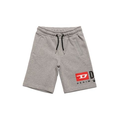 Pantaloni corti ragazzo Diesel PSHORTCUTY in grigio, stile moderno e casual, perfetti per l'estate. Realizzati con materiali di alta qualità, questi pantaloni offrono comfort e versatilità per ogni occasione. Ideali per abbinamenti casual e sportivi, garantiscono un look chic per i più giovani. Acquista ora dei pantaloni estivi Diesel, l'ideale per il guardaroba dei ragazzi!