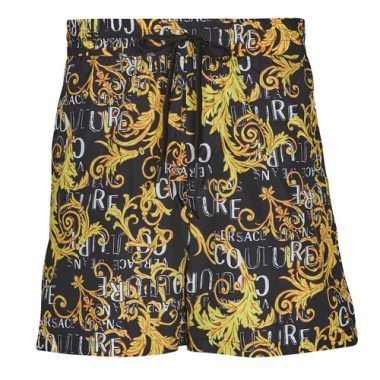 Pantaloni corti uomo Versace Jeans Couture GADD18-G89 neri, eleganti e alla moda, perfetti per un look casual e urbano. Realizzati con materiali di alta qualità, questi shorts offrono comfort e stile senza compromessi. Ideali per l'estate, si abbinano facilmente a t-shirt e sneakers per un outfit trendy. Acquista ora i pantaloni corti Versace Jeans Couture per aggiornare il tuo guardaroba!