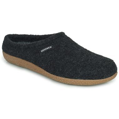 Pantofole uomo Giesswein VEITSCH grigio, perfette per comfort e stile. Design elegante e materiali di alta qualità per un look raffinato e un'ottima vestibilità. Ideali per l'uso domestico e per il tempo libero, queste pantofole offrono traspirabilità e calore. Scegli Giesswein VEITSCH grigio per un tocco di classe nel tuo guardaroba.