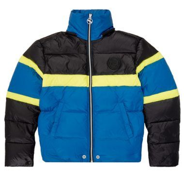 Piumino ragazzo Diesel JMARTOS Blu, un capo d'abbigliamento elegante e caldo, ideale per l'inverno. Realizzato con materiali di alta qualità, offre comfort e stile per i più giovani. Perfetto per outfit casual e attività all'aperto, questo piumino è un must-have per la stagione fredda. Scegli il piumino Diesel JMARTOS per garantire al tuo ragazzo un look alla moda e protezione dal freddo.