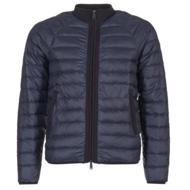 Piumino Uomo Armani Jeans JILLU Blu, elegante e caldo, perfetto per l'inverno. Realizzato con materiali di alta qualità, questo piumino offre stile e comfort. Il design moderno e versatile lo rende ideale per ogni occasione e facile da abbinare. Acquista l'Armani Jeans JILLU Blu per un look sofisticato e alla moda.