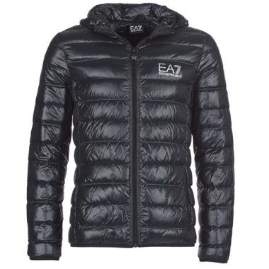 Piumino uomo Emporio Armani EA7 ANDOURALO nero, caratterizzato da un design elegante e moderno, ideale per l'inverno. Realizzato con materiali di alta qualità, offre calore e comfort. Perfetto per un look sportivo e raffinato, questo piumino è un must-have per gli amanti dello stile italiano. Scopri il tuo nuovo alleato contro il freddo con Emporio Armani EA7.