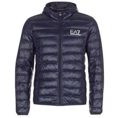 Piumino uomo Emporio Armani EA7 CORE ID 8NPB02 in colore marine, caratterizzato da un design elegante e contemporaneo, ideale per l'inverno. Questo piumino offre calore e stile, perfetto per outfit casual o sportivi. Scopri il comfort e la qualità del marchio Emporio Armani EA7 con questo capo essenziale per il tuo guardaroba.