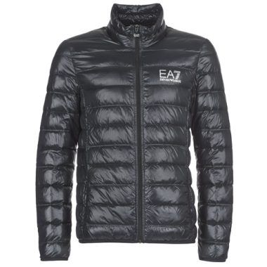 Piumino Uomo Emporio Armani EA7 JAFOUKARO Nero, elegante e caldo, perfetto per l'inverno. Questo piumino offre stile e comfort, realizzato in tessuto di alta qualità. Ideale per un look casual e alla moda. Acquista il tuo piumino Emporio Armani EA7 per un guardaroba di tendenza.