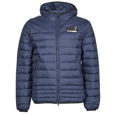 Piumino Uomo Emporio Armani EA7 MOUNTAIN M DOWN Blu: elegante giubbotto invernale, perfetto per un look casual e sofisticato. Realizzato con materiali di alta qualità, offre comfort e calore. Ideale per affrontare il freddo con stile. Acquista ora il tuo piumino Emporio Armani EA7.