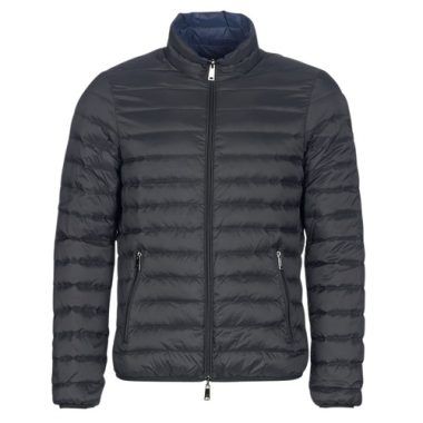 Piumino uomo Emporio Armani TRAS Nero, elegante giacca invernale, realizzato in tessuto di alta qualità, con design moderno e vestibilità comoda. Perfetto per l'outfit casual e per occasioni formali, questo piumino offre calore e stile. Scopri il tuo nuovo must-have per la stagione fredda con il piumino Emporio Armani TRAS Nero.