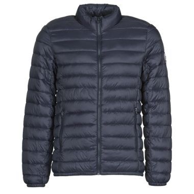 "Piumino uomo Teddy Smith BLIGHT blu, un giubbotto elegante e caldo, perfetto per l'inverno. Realizzato in materiali di alta qualità, offre comfort e stile. Scopri il piumino Teddy Smith BLIGHT, ideale per outfit casual e urbani."