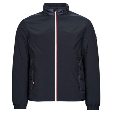 Piumino uomo Tommy Hilfiger MIX MEDIA STAND COLLAR JACKET in color marine, elegante e versatile, perfetto per l'inverno. Realizzato con materiali di alta qualità, offre comfort e calore. Design moderno con colletto stand-up, ideale per occasioni casual e outfit quotidiani. Acquista ora il piumino Tommy Hilfiger per un look sofisticato e alla moda.