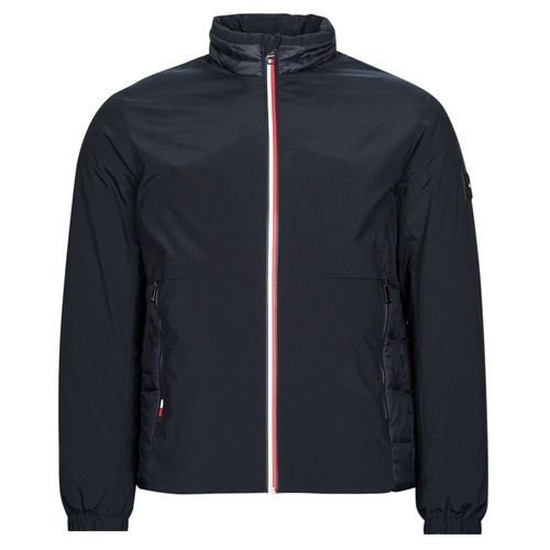 Piumino uomo Tommy Hilfiger MIX MEDIA STAND COLLAR JACKET in color marine, elegante e versatile, perfetto per l'inverno. Realizzato con materiali di alta qualità, offre comfort e calore. Design moderno con colletto stand-up, ideale per occasioni casual e outfit quotidiani. Acquista ora il piumino Tommy Hilfiger per un look sofisticato e alla moda.