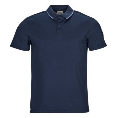 Polo Uomo Guess ES SS PAUL PIQUE TAPE POLO Marine, elegante polo estiva in cotone di alta qualità, ideale per look casual e sportivi. Design moderno con dettagli a nastro, perfetta per ogni occasione. Disponibile nella tonalità blu marino, un must-have per il guardaroba maschile.