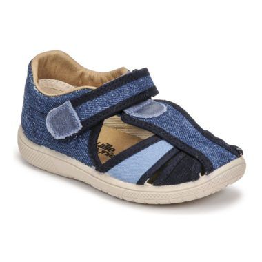 Sandali Citrouille et Compagnie GUNCAL per bambina ragazza di colore blu, eleganti e confortevoli, perfetti per l'estate. Ideali per ogni occasione, questi sandali uniscono stile e praticità, garantendo il massimo del comfort per i piedi delle più piccole. Acquista ora i sandali blu Citrouille et Compagnie GUNCAL per dare un tocco di moda al guardaroba estivo delle tue ragazze.