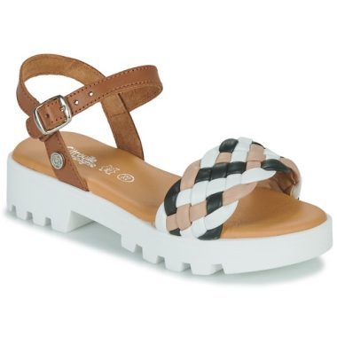 Sandali Citrouille et Compagnie NASAKO per bambina, colore marrone. Eleganti e comodi, perfetti per la stagione estiva. Questi sandali sono dotati di una chiusura regolabile per un'ottima vestibilità e offrono un design versatile adatto a qualsiasi outfit. Ideali per le piccole fashioniste, un must-have per affrontare le giornate di sole con stile.
