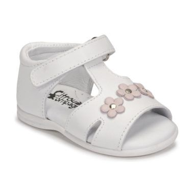 Sandali bambina ragazza Citrouille et Compagnie NEW 20 Bianco, eleganti e confortevoli, ideali per la stagione estiva. Realizzati con materiali di alta qualità, questi sandali offrono supporto e stile per le piccole fashioniste. Perfetti per occasioni casual e uscite all’aperto, aggiungendo un tocco di freschezza a ogni outfit. Disponibili in bianco classico, sono facili da abbinare e perfetti per completare il guardaroba estivo delle bambine.