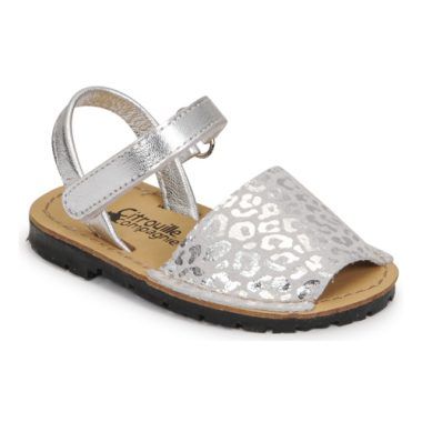 Sandali Citrouille et Compagnie SQUOUBEL per bambina in argento, eleganti e confortevoli, ideali per l'estate. Perfetti per abbinare a qualsiasi outfit, questi sandali offrono stile e supporto per i piedi delle più giovani, garantendo un look alla moda e pratico per ogni occasione. Acquista ora i Citrouille et Compagnie Sandali bambina ragazza SQUOUBEL Argento e fai brillare il tuo guardaroba!