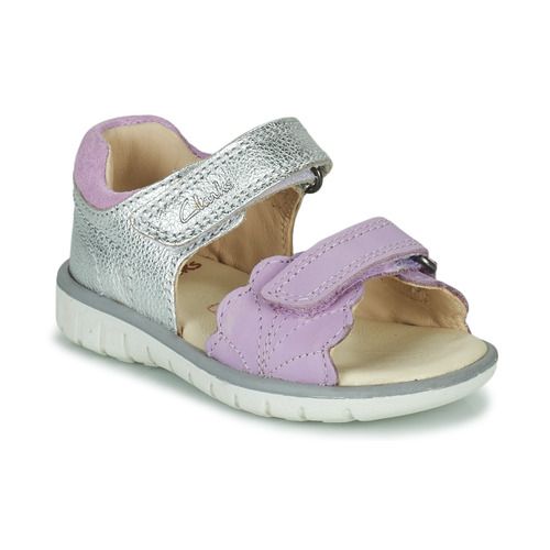 Sandali Clarks Roam Wing T. Argento per bambina e ragazza, eleganti e comodi, ideali per l'estate. Design alla moda con tonalità argentata, perfetti per ogni occasione. Acquista ora i sandali Clarks per garantire comfort e stile ai piedi delle tue piccole!