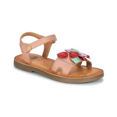 Sandali Gioseppo per bambina ragazza modello PUNAT in colore beige, perfetti per la primavera e l'estate. Realizzati con materiali di alta qualità, questi sandali offrono comfort e stile per ogni occasione. Ideali per passeggiate, vacanze al mare o uscite con gli amici, i sandali PUNAT trasmettono eleganza e praticità. Scopri il perfetto abbinamento per il guardaroba estivo delle tue piccole!