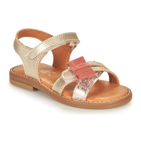 Sandali bambina ragazza Little Mary CONSTANCE Oro, eleganti e comodi, perfetti per ogni occasione estiva. Realizzati con materiali di alta qualità, offrono un’ottima vestibilità e supporto per i piedi delle più piccole. Questi sandali dal design raffinato sono ideali per completare outfit estivi, garantendo stile e comfort durante le calde giornate. Scegli Little Mary per un look alla moda e una comodità senza pari.