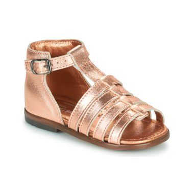 Sandali per bambina Little Mary HOSMOSE in oro, eleganti e comodi, perfetti per ogni occasione estiva. Realizzati con materiali di alta qualità, offrono un'ottima vestibilità e un design raffinato. Ideali per le piccole fashioniste alla ricerca di stile e comfort. Disponibili in diverse misure. Acquista i sandali Little Mary HOSMOSE e rendi speciali i momenti estivi della tua bambina!