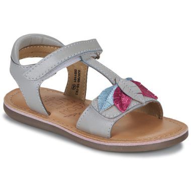 Sandali Mod'8 per bambina ragazza modello CLOLEAF in argento, eleganti e brillanti, ideali per occasioni speciali e per l’estate. Realizzati con materiali di alta qualità, questi sandali offrono comfort e stile. Perfetti per completare l’outfit delle piccole, garantiscono una calzata sicura e affermano la tendenza. Acquista ora i sandali Mod'8 CLOLEAF argento e rendi felice la tua bambina!
