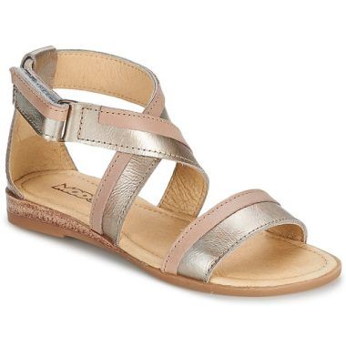 Sandali Mod'8 JOYCE oro per bambina, eleganti e comodi, ideali per ogni occasione. Perfetti per la stagione estiva, questi sandali offrono stile e comfort. Acquista ora i sandali JOYCE per dare un tocco di classe al look della tua ragazza!
