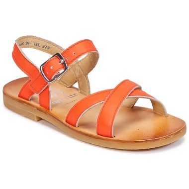 Sandali bambina ragazza Start Rite NICE II Arancio, eleganti e confortevoli, ideali per la stagione estiva. Realizzati con materiali di alta qualità, these sandals offrono supporto e stile per le piccole. Perfetti per le occasioni casual e per il gioco all'aperto, garantiscono anche durabilità e resistenza. Disponibili in un vivace colore arancio, aggiungono un tocco di allegria al guardaroba delle bambine. Scegli i sandali Start Rite NICE II Arancio per un look alla moda e pratico.
