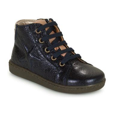 Scarpe Bisgaard GAIA Marine per bambina, eleganti e alla moda, realizzate con materiali di alta qualità. Design confortevole e resistente, perfette per ogni occasione. Acquista ora le scarpe bisgaard GAIA Marine per dare stile e comfort ai piedi della tua ragazza.